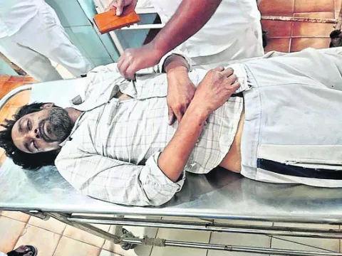 లారీ ఢీకొని వ్యక్తికి తీవ్ర గాయాలు