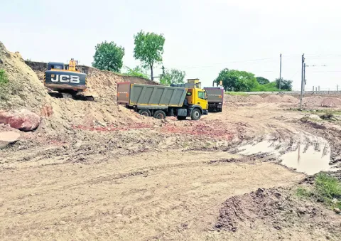 కాల్వకట్ట తవ్వేస్తున్నారు!