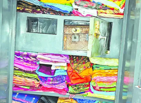 నిడదవోలులో భారీ చోరీ