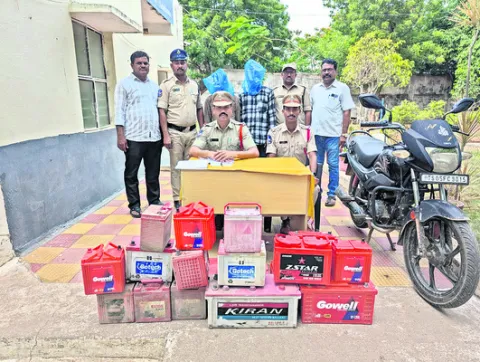 వాహనాల బ్యాటరీలు చోరీ చేస్తున్న ఇద్దరు అరెస్టు