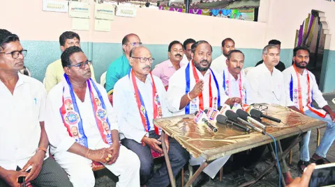 బీసీ రిజర్వేషన్లను అడ్డుకోవద్దు