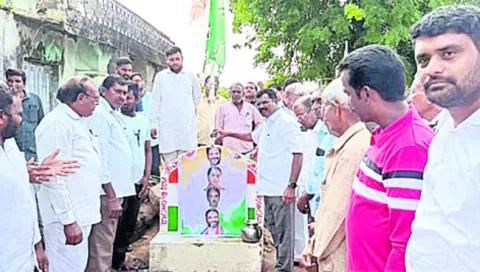 సీఎం చిత్రపటానికి క్షీరాభిషేకం
