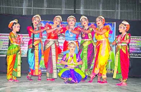 అద్భుతం.. అభినయ విన్యాసం