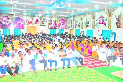 ఉద్యోగుల పక్షాన నిలబడతాం..