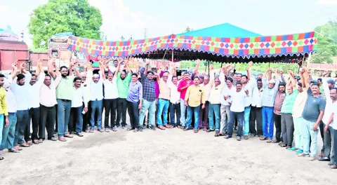 ప్రాణాలు పణంగా పెట్టి అడ్డుకుంటాం