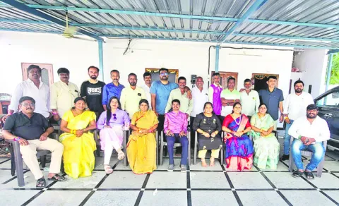 జాలీగా.. అ‘పూర్వ’ కలయిక 