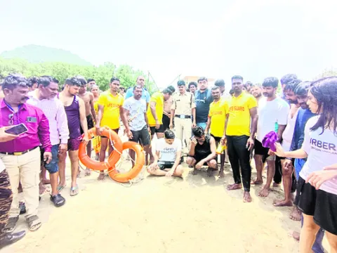 ముగ్గురు పర్యాటకులనుకాపాడిన లైఫ్‌గార్డ్స్‌ 