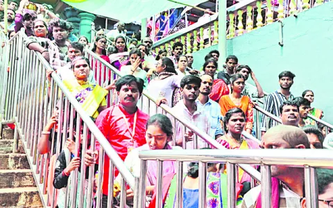దుర్గమ్మ సన్నిధిలో భక్తుల రద్దీ 