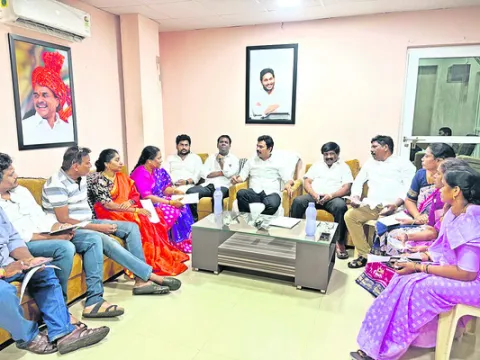 ఫిరాయింపు కార్పొరేటర్లపై వేటు వేయాల్సిందే.. 
