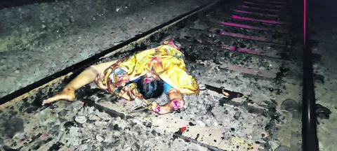 రైలు ఢీకొని మహిళ మృతి 