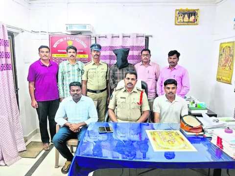 ఏటీఎం కార్డులు తారుమారు చేస్తూ.. 