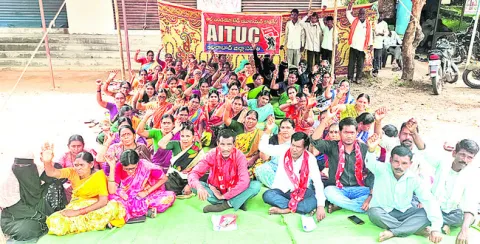 ‘మధ్యాహ్న’ కార్మికుల సమ్మె
