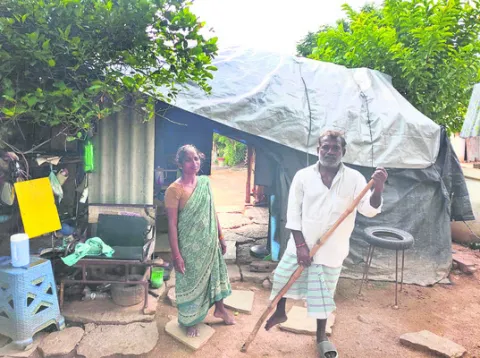 నీడ లేదు.. గూడు ఇప్పించరూ..  
