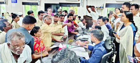 సమస్య పరిష్కరించాలంటూ గొడవ 