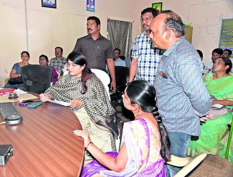 భూ సమస్యలపై ప్రత్యేక దృష్టి
