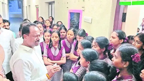 పురుగుల అన్నం తినలేకపోతున్నాం..