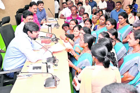 టీఏంసీ వేధింపులపై కలెక్టర్‌కు ఫిర్యాదు