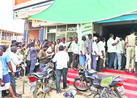యూరియా కోసం బారులు 