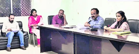 లక్ష్యానికి మించి మొక్కలు నాటాలి 