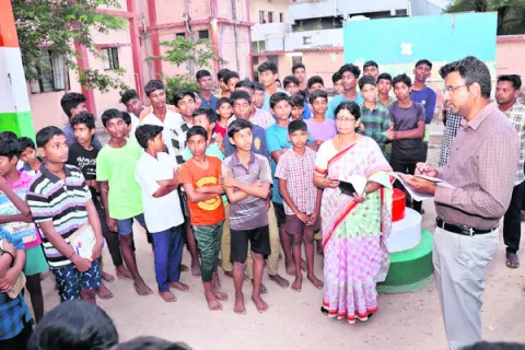 మెనూ ప్రకారం భోజనం అందించాలి 