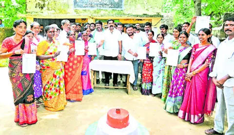 కేసీఆర్‌, హరీశ్‌రావు, ఈటల జైలుకే 