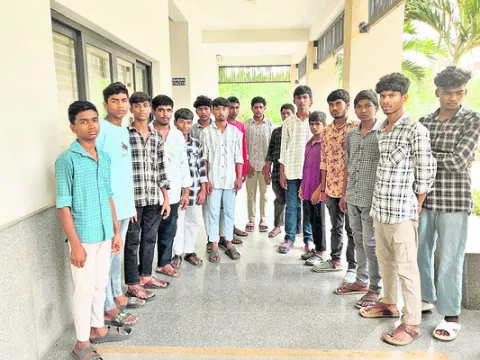 కళాశాల సమీపంలో హాస్టల్‌ పెట్టండి