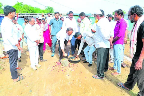 అభివృద్ధి పనులు   ప్రారంభించిన ఎమ్మెల్యే
