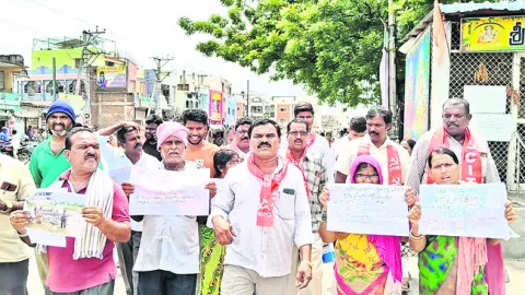 ఇళ్లను కూలగొట్టిన వారిపై చర్య తీసుకోవాలి