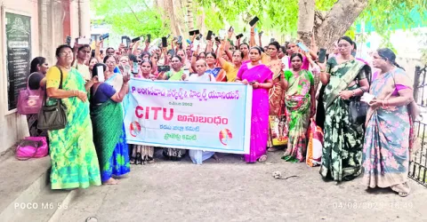 సెల్‌ఫోన్లను వెనక్కి ఇచ్చిన అంగన్‌వాడీలు