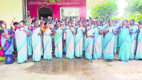 మాకొద్దీ ‘హెల్‌’ ఫోన్లు