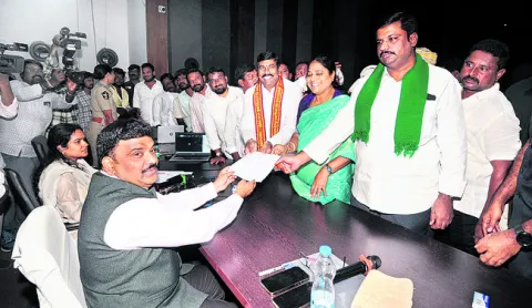 ప్రభుత్వ నిర్లక్ష్యంతోనే యూరియా కొరత