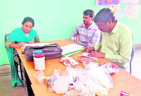 కాలం తీరిన పదార్థాలతో విద్యార్థులకు భోజనం