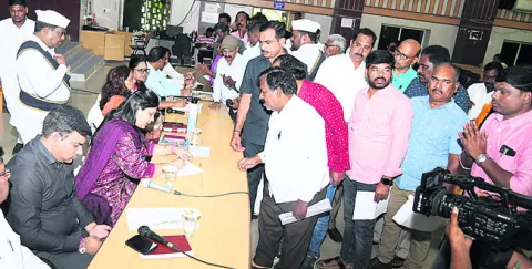 ప్లకార్డులు.. నిరసనలు