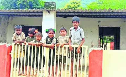 మా టీచర్‌ రాలేదు.. 