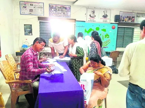 టీచర్ల సర్వీసు రికార్డుల పరిశీలన
