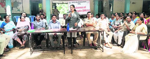మాదకద్రవ్యాలకు  దూరంగా ఉండాలి
