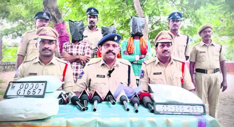 గంజాయి రవాణా చేస్తున్న నలుగురి అరెస్ట్‌