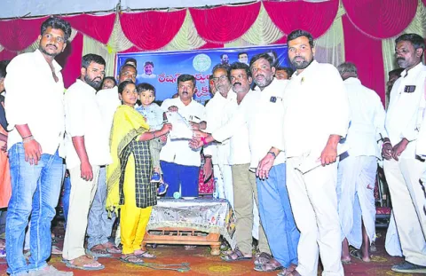 కాంగ్రెస్‌తోనే పేదల సంక్షేమం 