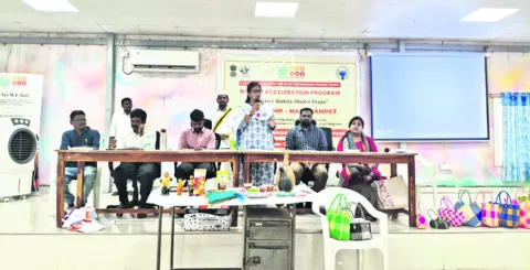 మహిళలు పారిశ్రామికవేత్తలుగా ఎదగాలి 