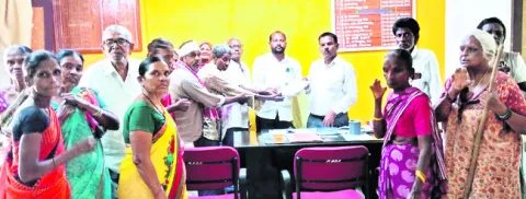 పింఛన్‌ ఇప్పించాలని వినతి 