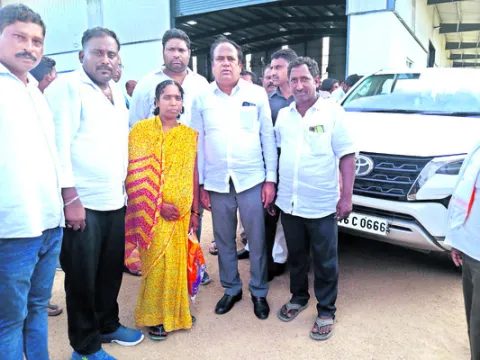 గల్ఫ్‌ మృతుల కుటుంబాలకు పరిహారం అందజేత 