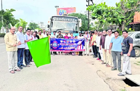 జాతీయ మహాసభలకు బయల్దేరిన నాయకులు 
