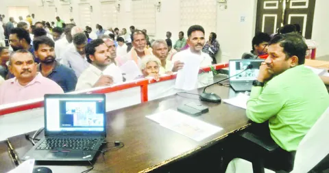 అక్రమంగా భూములు ఆన్‌లైన్‌ చేసుకున్నారు