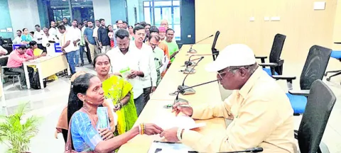 వినతులు స్వీకరించి..పరిష్కార మార్గం చూపి.. 