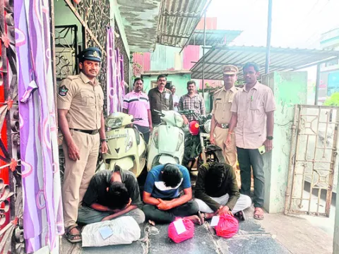 గంజాయి విక్రయిస్తున్న ముగ్గురు యువకుల అరెస్టు