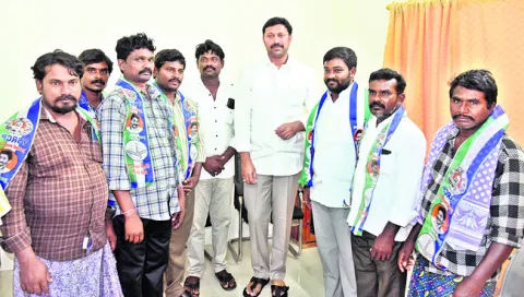 టీడీపీ నాయకులు బలవంతంగా కండువాలు వేశారు 