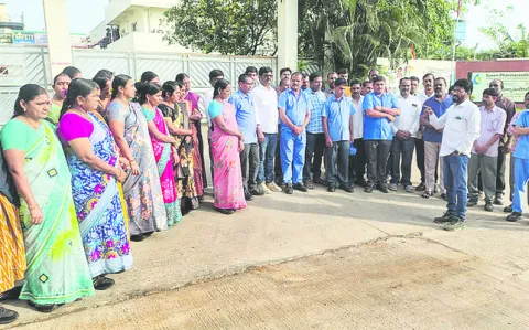 కార్మిక చట్టాలను విస్మరిస్తున్న యాజమాన్యం