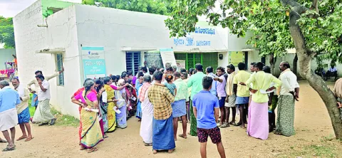 ఎరువులు.. పడరాని పాట్లు