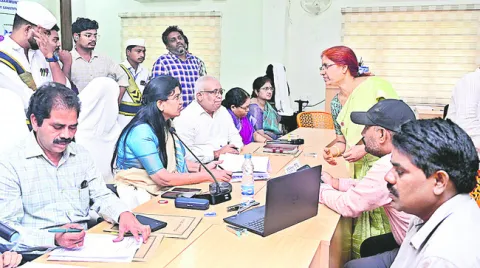 పీజీఆర్‌ఎస్‌కు 195 అర్జీలు 
