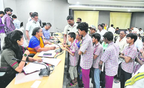 అర్జీలను సత్వరం పరిష్కరించాలి